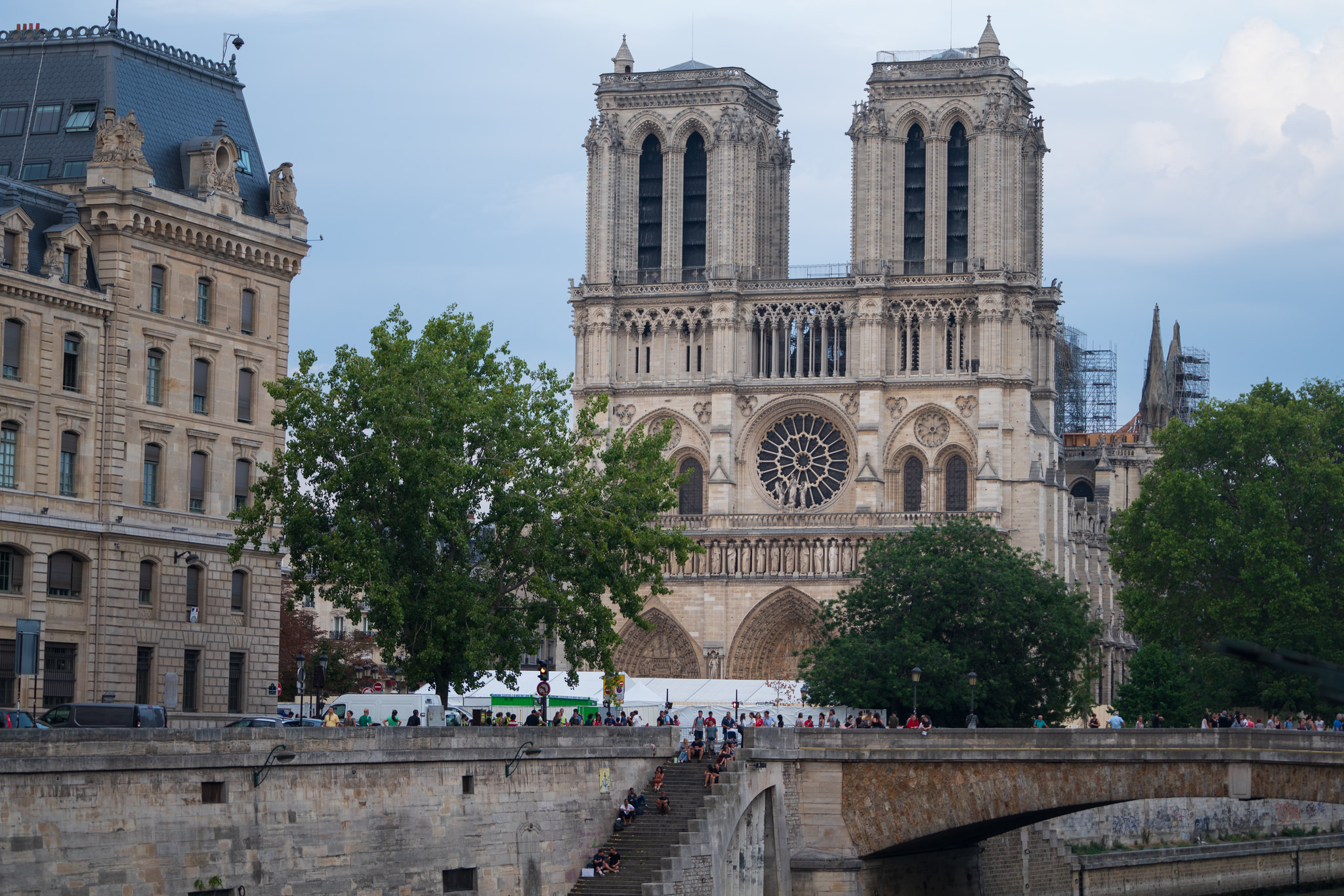 Notre-Dame de Paris : des bâtisseurs aux restaurateurs